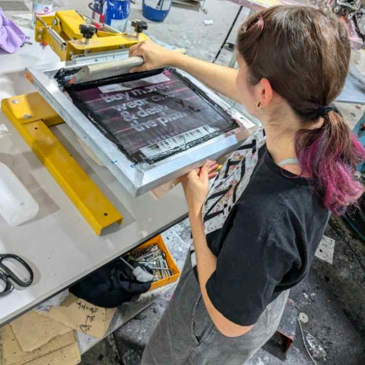 ¿Por qué la tinta plastisol se siente demasiado espesa (y cómo ajustar la viscosidad)?